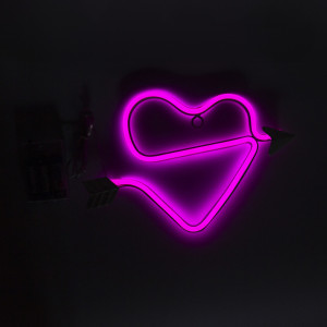 Неоновий світильник настінно-стельовий нічник - Серце зі стрілою, рожевий, 25x15 см, 3AA (140670)
